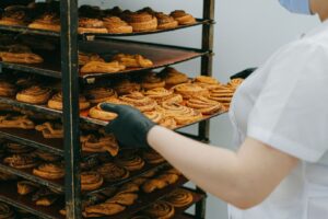 Plåtar med nygräddade kanelbullar på en vagn