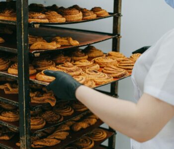 Plåtar med nygräddade kanelbullar på en vagn