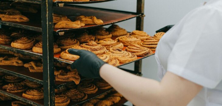 Plåtar med nygräddade kanelbullar på en vagn